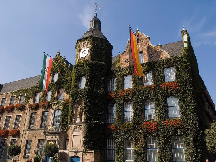 Düsseldorfs rådhus på Marktplatz med tårnet sitt