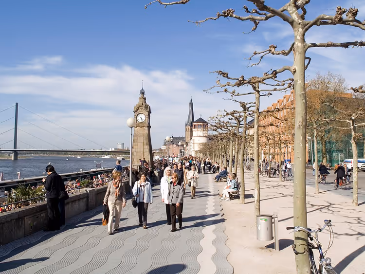 Düsseldorf'taki Ren promenadı