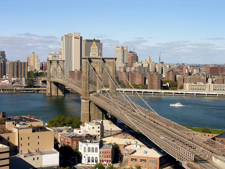 Brooklyn Bridge over de East River met Manhattan op de achtergrond