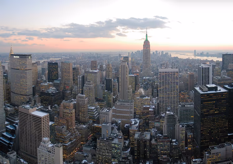 New York-skylinen mot sør fra Top of the Rock ved solnedgang