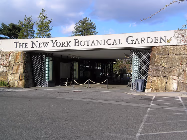 ingang van de New York Botanical Garden met bord