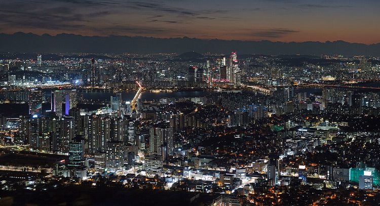 Kveldslys over Seoul og Hangang-elven