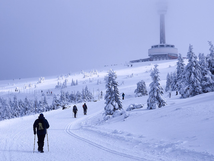 Sentiero invernale verso la torre televisiva sulla vetta del Praděd