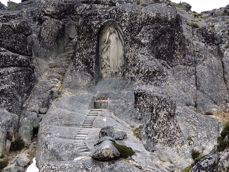 Standbeeld van Onze-Lieve-Vrouw in een rotsnis in Serra da Estrela