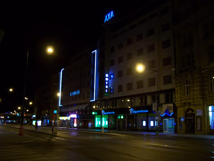 Na Poříčí-straat bij nacht met het AXA Hotel