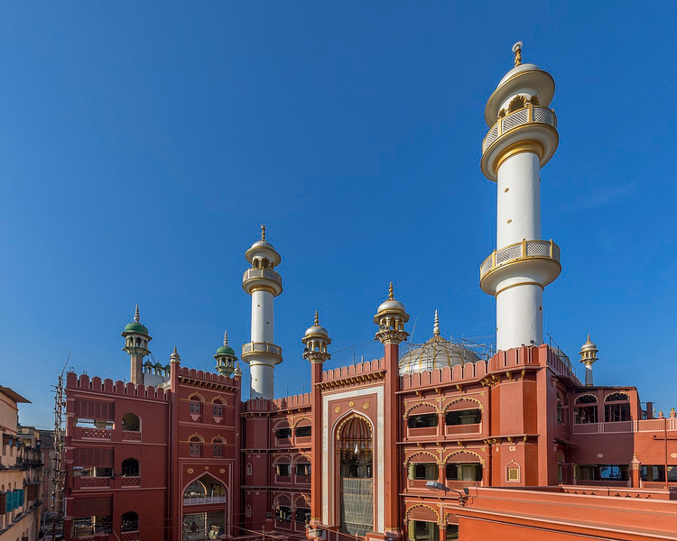 Rode gevel van de Nakhoda-moskee met witte minaretten