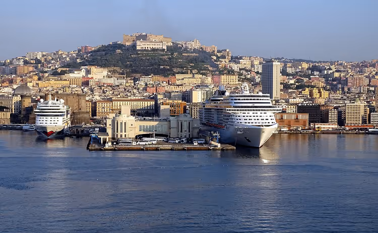 Cruiseskip ved sjøterminalen i Napoli
