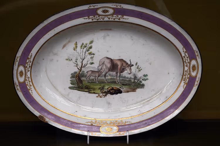 Bir inek ve buzağı ile boyanmış oval tabak