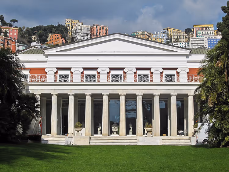 Sütun dizisi ve çim ile Villa Pignatelli'nin cephesi