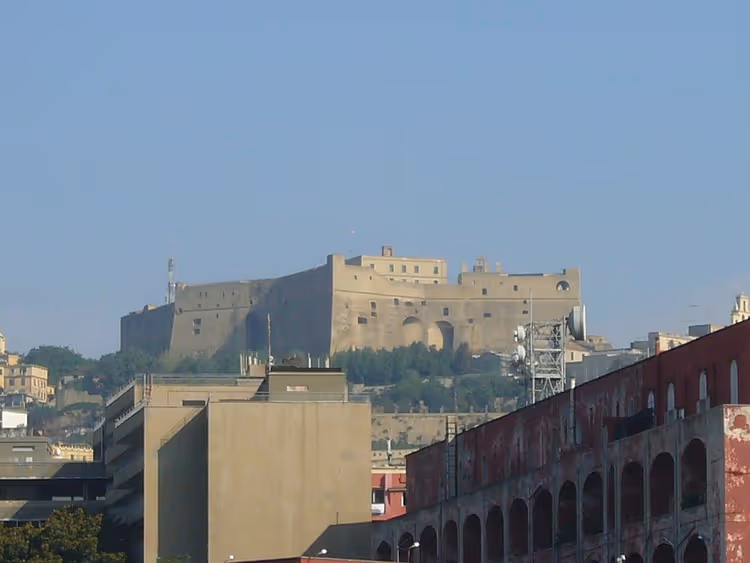 Festningen Castel Sant'Elmo på en høyde over Napoli