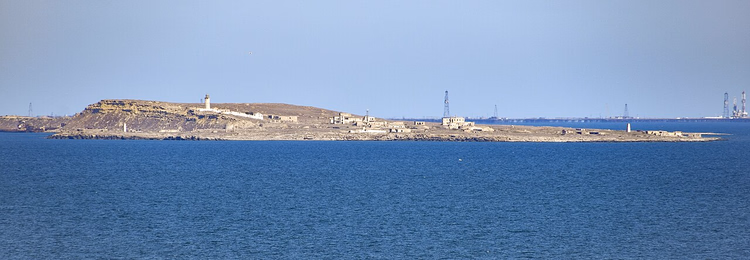 Den flate øya Boyuk Zira med fyr i havet