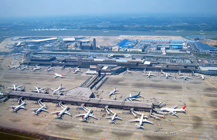 Luftaufnahme der Terminals und Vorfelder des Flughafens Narita