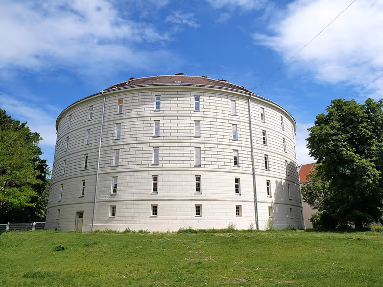 Den runde bygningen Narrenturm omgitt av grønt
