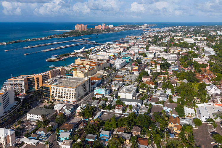 Nassau van bovenaf: cruisehaven en stad