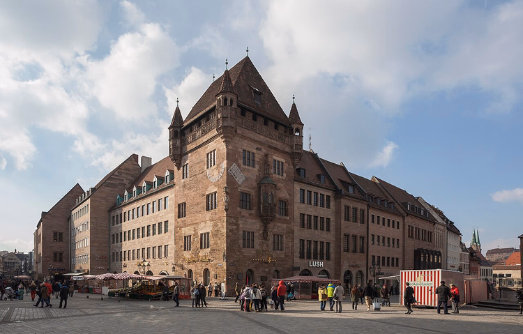 Nassauer Haus aan de Lorenzer Platz in Neurenberg
