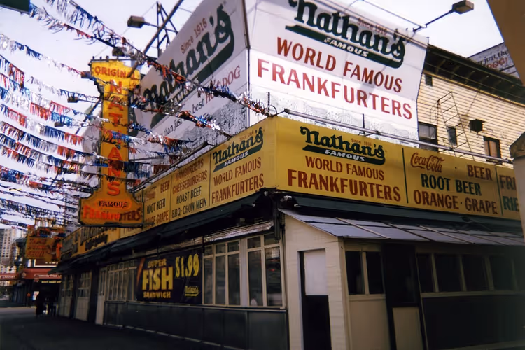 gevel van Nathan's Famous met borden en vlaggen