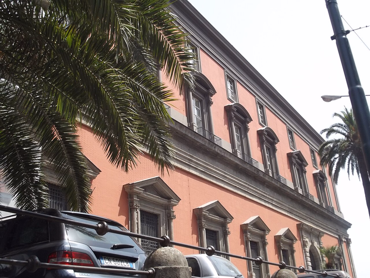 Rosa fasade på Det arkeologiske museet i Napoli med palmer