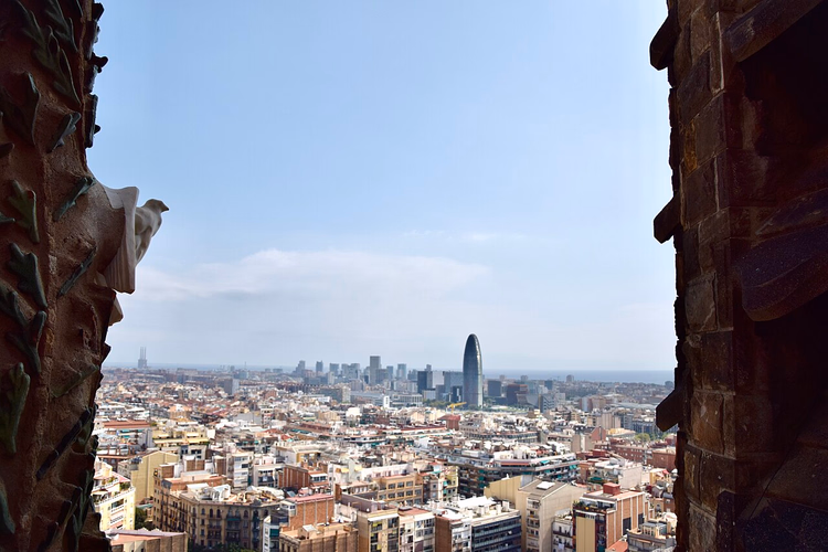 Utsikt over Barcelona gjennom en tårnåpning