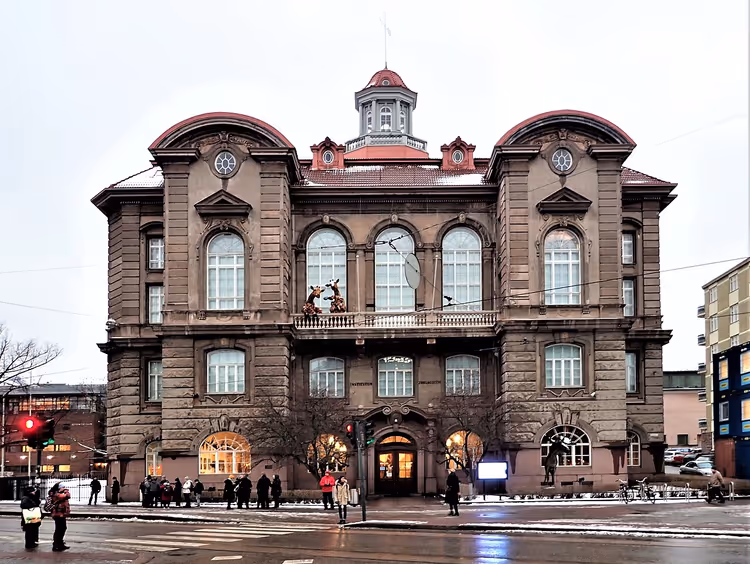 Fasaden til Finlands naturhistoriske museum i Helsingfors om vinteren