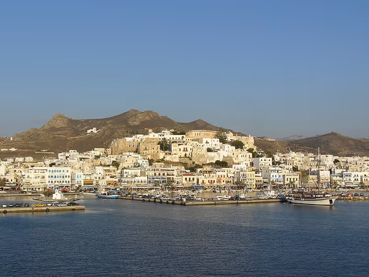 ميناء ناكسوس مع الرصيف والبيوت البيضاء على البحر