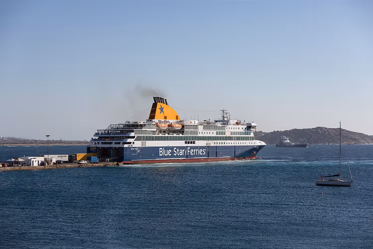 Om bord på en ferge i en gresk havn
