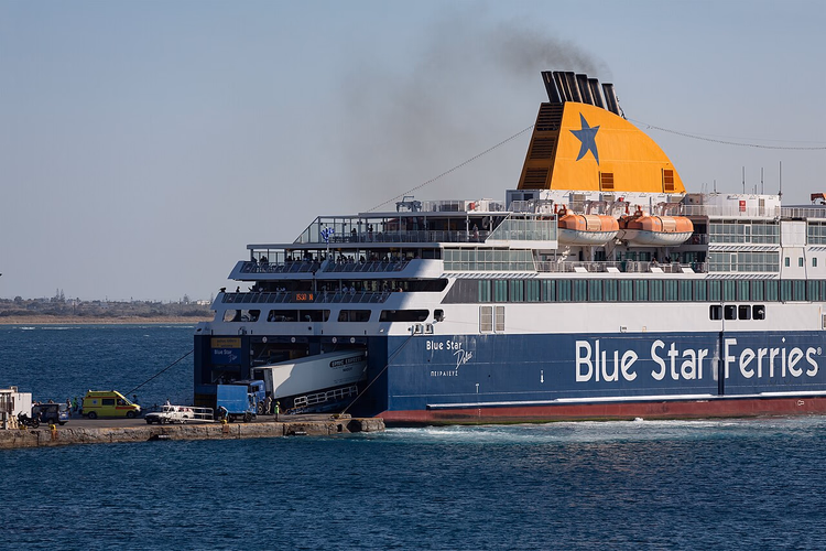 Blue Star-ferge med åpen rampe i havnen på Naxos