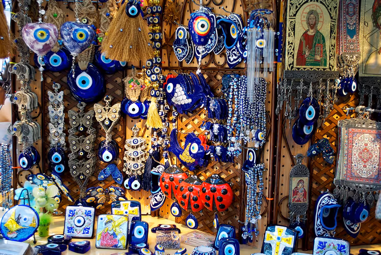 Nazar-amuletten en souvenirs op een winkeltoonbank