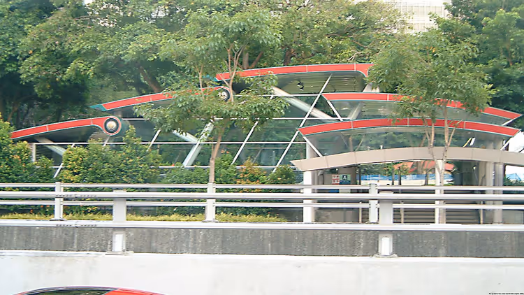 Gläserner Pavillon der MRT-Station Clarke Quay bei Tag
