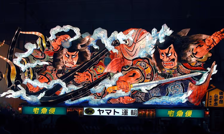 Riesige beleuchtete Figuren beim Nebuta-Fest in Aomori