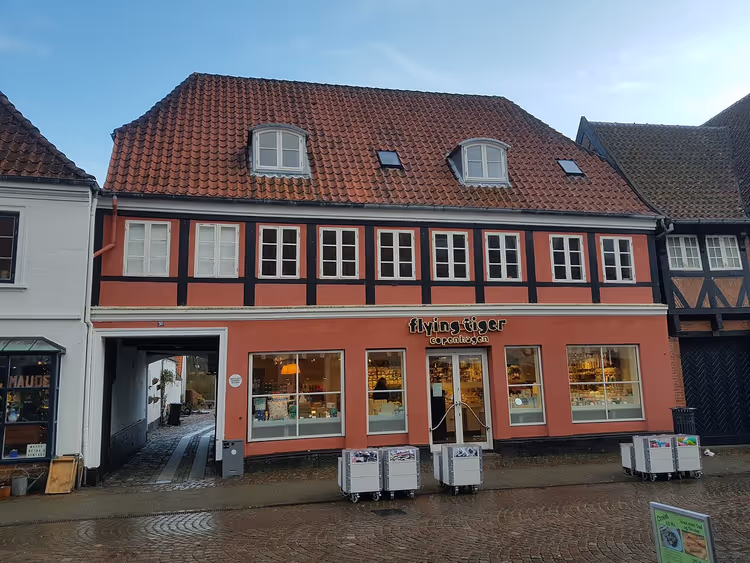 Фасад магазина Flying Tiger Copenhagen на улице