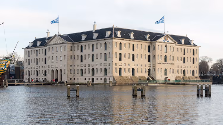 Bygningen til Nasjonalmaritimt museum i Amsterdam
