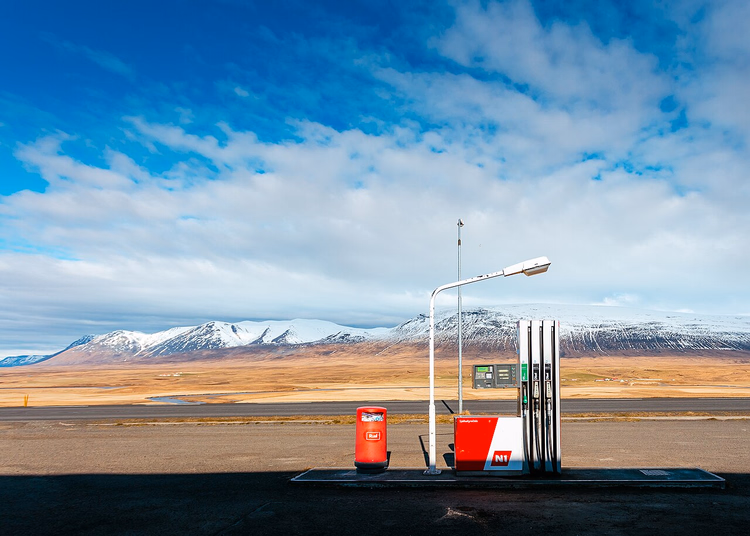Pompa di benzina N1 con montagne innevate sullo sfondo
