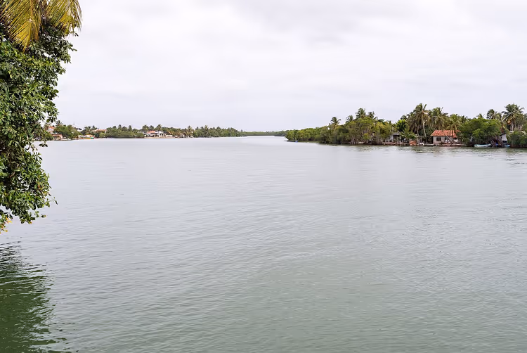 Uitzicht op de lagune en de tropische kust