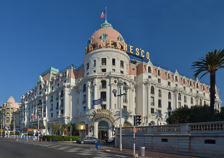 Розово-белый фасад отеля Negresco в Ницце