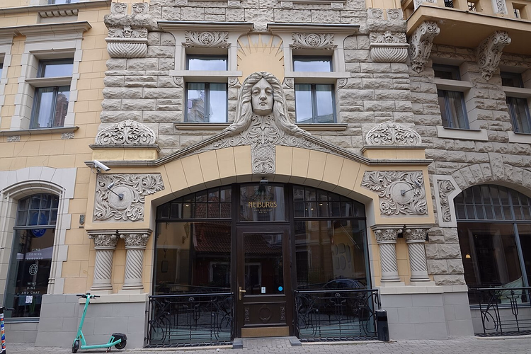 Jugendstil-Eingang des Neiburgs Hotels mit Maskaron