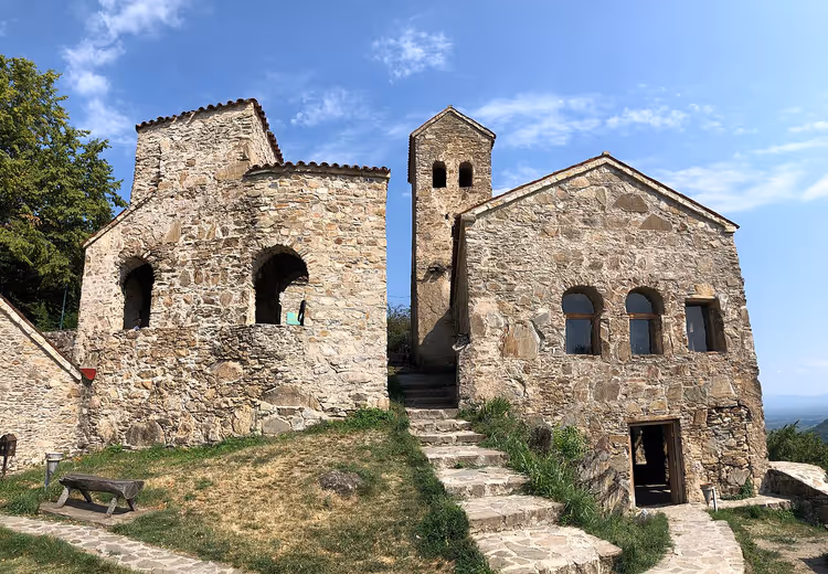 مجمع الدير الحجري مع برج وسلالم