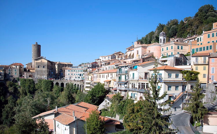 La ville de Nemi avec une tour et un viaduc