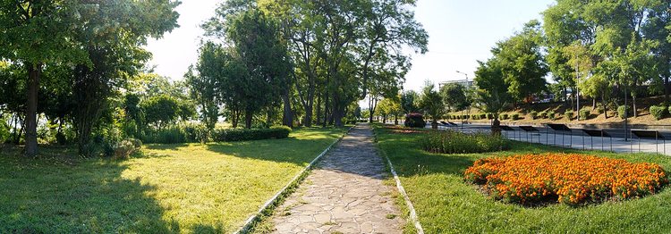 Парковая аллея с клумбами в Несебре