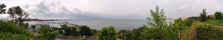 Панорама морского залива и гавани Несебра