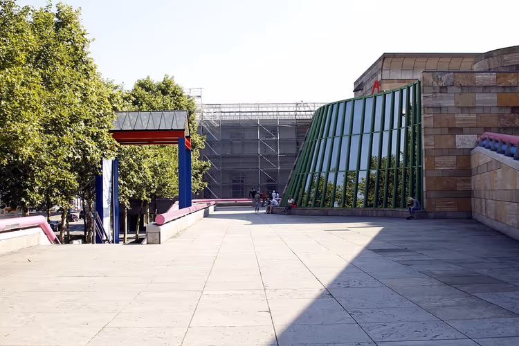 Двор Новой Staatsgalerie с наклонной стеклянной стеной