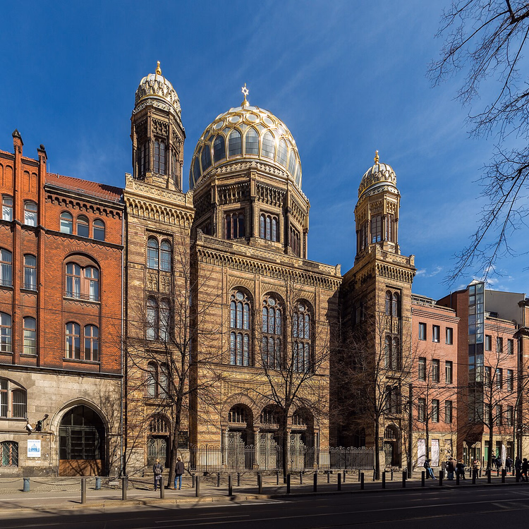 De Nieuwe Synagoge met zijn gouden koepel aan de Oranienburger Straße