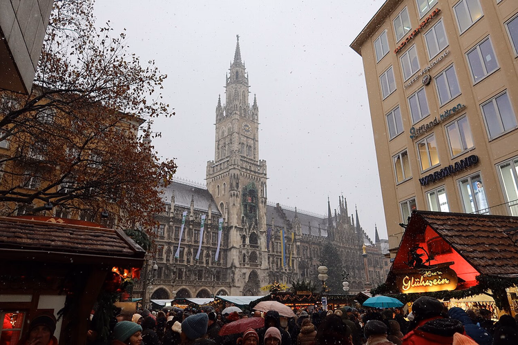 Münih'teki Yeni Belediye Binası'nın önündeki Noel pazarı