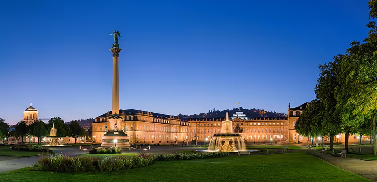 Nieuw Slot en zuil op de Schlossplatz in Stuttgart