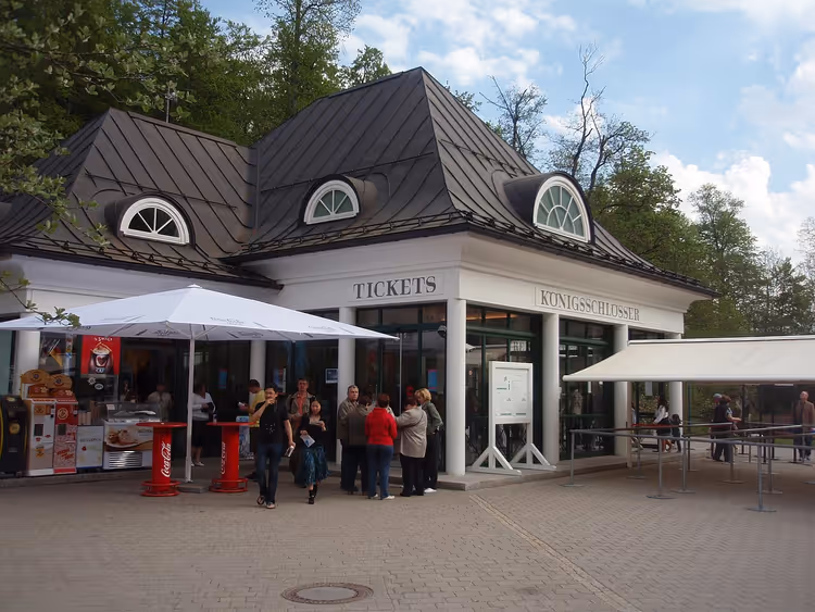 Ticketcentrum van Hohenschwangau met een rij toeristen