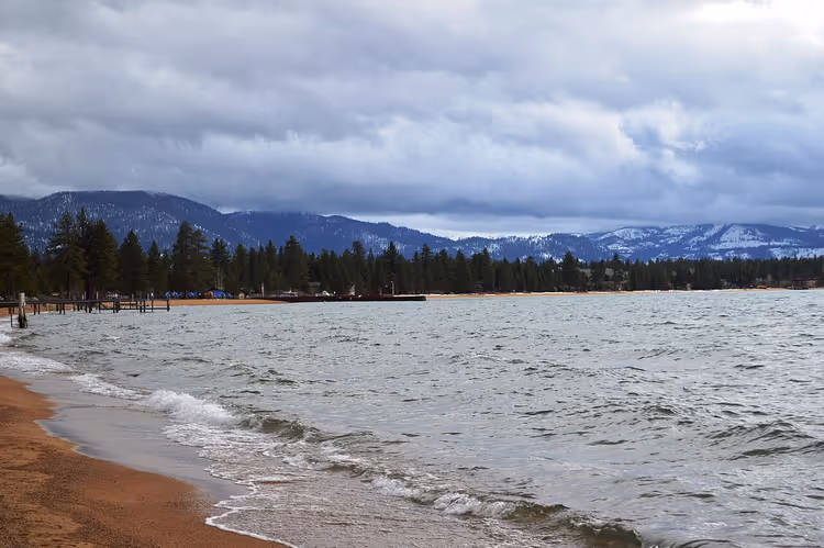 Dağlarla kapalı havada Lake Tahoe kıyısı