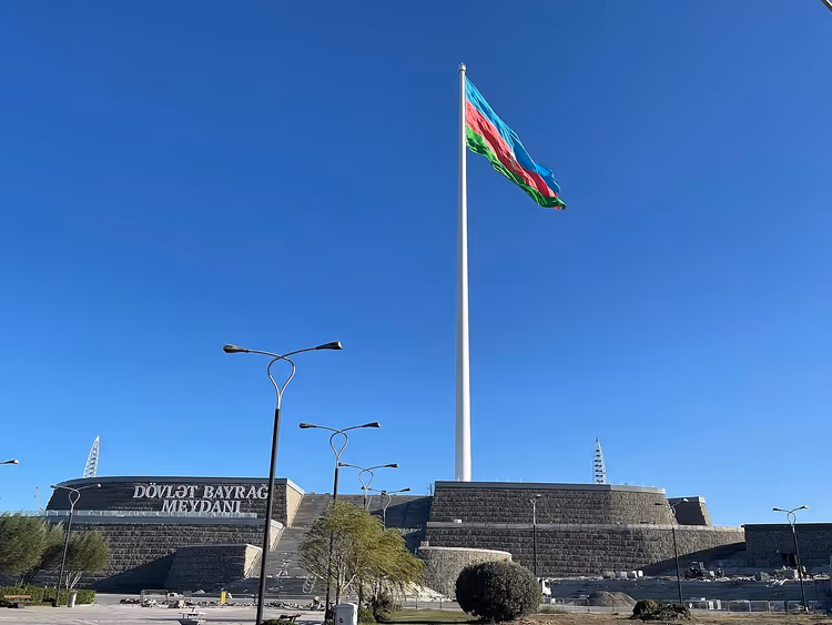 Bakü'deki Devlet Bayrak Meydanı ve bayrak direği