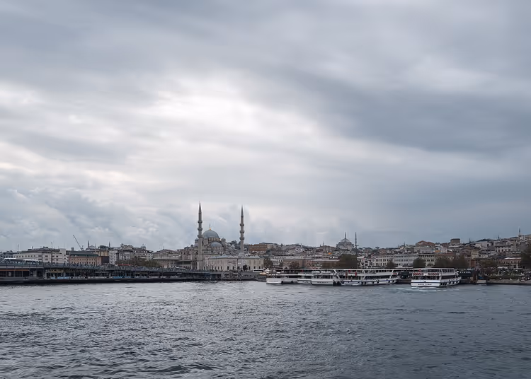 Ny moské ved Istanbuls vannkant under en skyet himmel