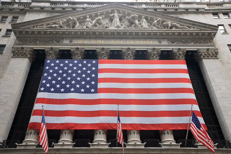 Façade van de New York Stock Exchange met een Amerikaanse vlag