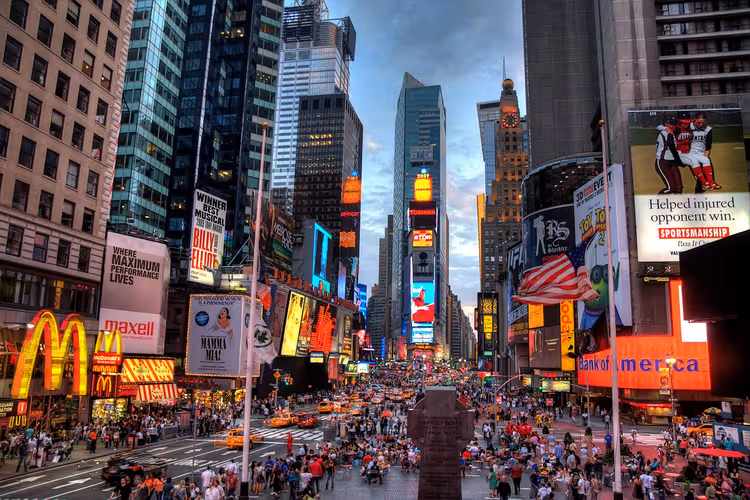 Times Square met billboards en menigten