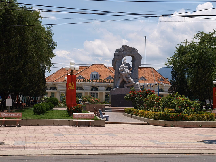 Monument på plassen ved Nha Trang stasjon